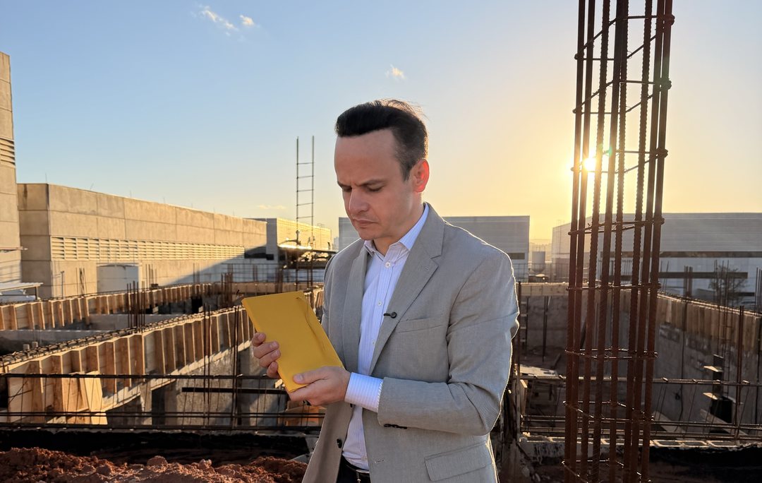 Pastor André Reys na construção da igreja com o caderno